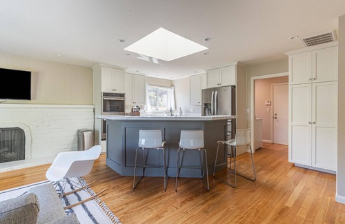 Waverly Park Casa | Dreamy Mountain View 4BR w/ Backyard & Vaulted Ceilings, by Blueground