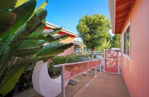 Warner Center Apartamento | Dreamy Pink Glam Studio Enchanted Garden Access