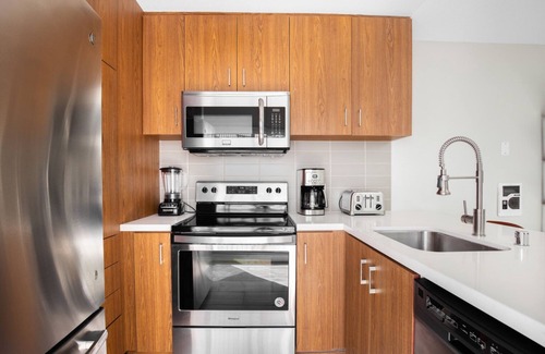 South Redondo Apartamento | Dreamy Redondo Beach 1BR w/ Pool, Gym, steps to Beach, by Blueground