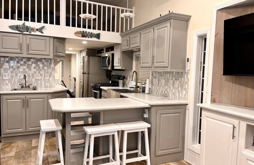 Sandbridge Cabaña | Dreamy Sunsets! Waterfront Retreat! Pet Friendly!