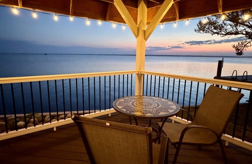 Sandbridge Cabaña | Dreamy Sunsets! Waterfront Retreat! Pet Friendly!