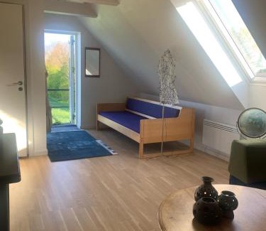 Nordfyns Apartamento | Drejerindens kreative stemningsfulde lejlighed