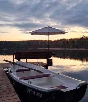 Januszkowo Casa | Drewniany dom z kominkiem, trasą S7 w 2h z Warszawy i Gdanska nad jezioro Mielno
