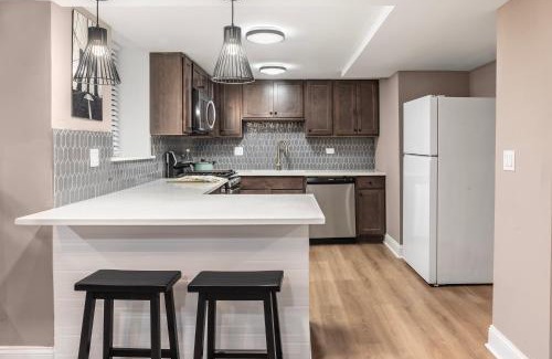 Kenwood Casa | Drexel Apartments, Downtown Hyde Park