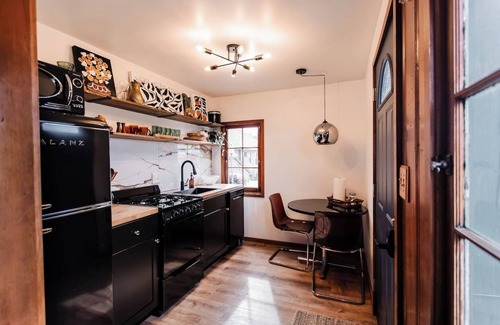 Bellevue Cabina | Riverview Cabin + Hot Tub w/ TV+ Pickleball Court