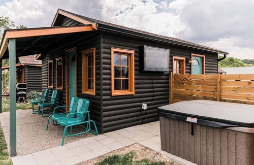Bellevue Cabina | Riverview Cabin + Hot Tub w/ TV+ Pickleball Court