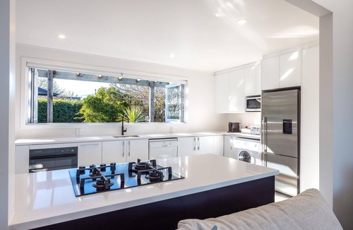 Blackpool Casa | Driftwood Beach House - Driftwood Beach House is a newly renovated modern family home with three bedrooms, two bathrooms a large kitchen and a spa pool. Located on the shores of Blackpool Beach in Oneroa on a quiet (access only) road this is a beauti