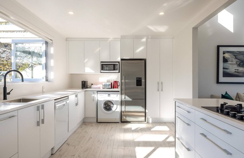 Blackpool Casa | Driftwood Beach House - Driftwood Beach House is a newly renovated modern family home with three bedrooms, two bathrooms a large kitchen and a spa pool. Located on the shores of Blackpool Beach in Oneroa on a quiet (access only) road this is a beauti