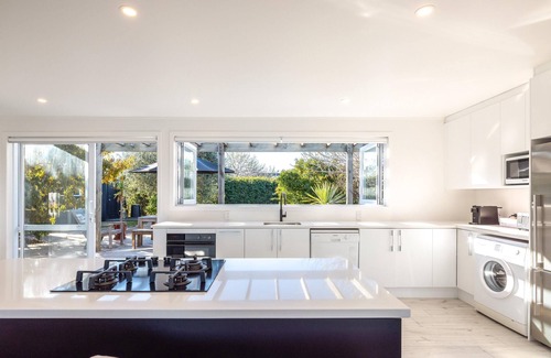 Blackpool Casa | Driftwood Beach House - Driftwood Beach House is a newly renovated modern family home with three bedrooms, two bathrooms a large kitchen and a spa pool. Located on the shores of Blackpool Beach in Oneroa on a quiet (access only) road this is a beauti