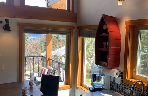 Sorrento Chalet De Esquí | Driftwood Chalet overlooking Shuswap Lake, perfect for couples! Golf on-site!!