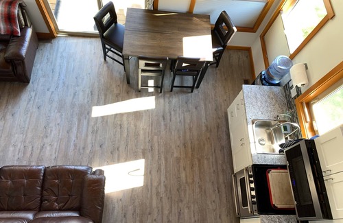 Sorrento Chalet De Esquí | Driftwood Chalet overlooking Shuswap Lake, perfect for couples! Golf on-site!!