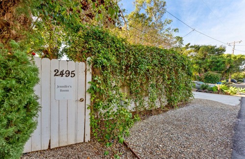 Santa Barbara Apartamento | Driftwood Club - Jennifer's Room (dog friendly)