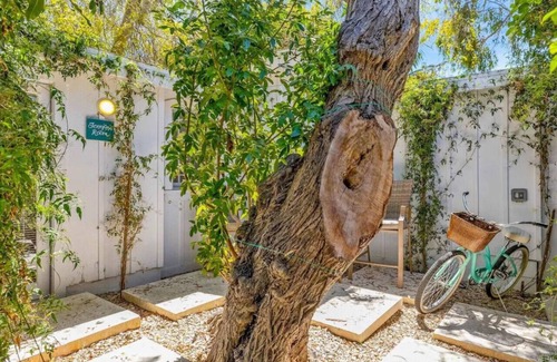 Santa Barbara Apartamento | Driftwood Club - Jennifer's Room (dog friendly)