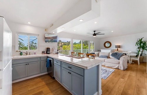 Summerland Apartamento | Driftwood Club - Lillie's Oceanview Retreat (Pet Friendly)