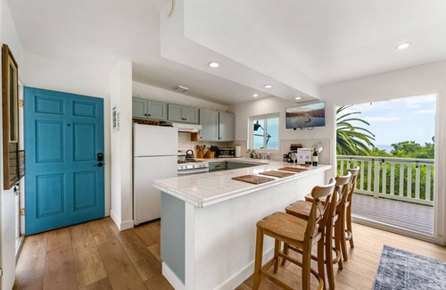 Summerland Apartamento | Driftwood Club - Lillie's Oceanview Retreat (Pet Friendly)