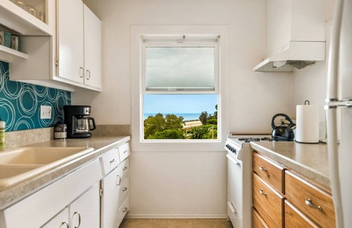 Summerland Apartamento | Driftwood Club - Oceanview 2bedroom on Lillie Ave!