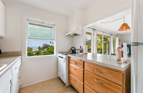 Summerland Apartamento | Driftwood Club - Oceanview 2bedroom on Lillie Ave!