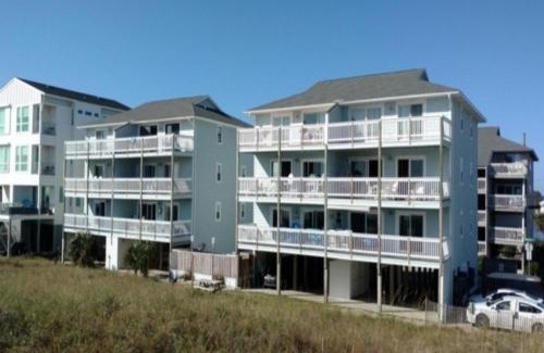 Carolina Beach Apartamento | Driftwood Cottage - First floor OCEANFRONT beach retreat! Exceptional views, location and privacy condo