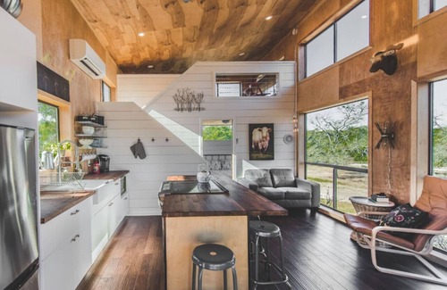 Dripping Springs Apartamento | windows cabin 3 · ↞Modern Hill Country Tiny Cabin 3 w/ Loft & Light↠