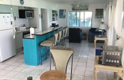 Great Exuma Condominio | Driftwood Condominio en el primer piso en la Bahía de Hoopers con impresionantes vistas