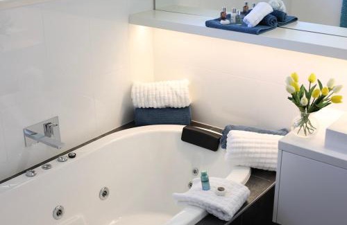 Cowes Casa | Driftwood - Luxury Spa Cottage for Two