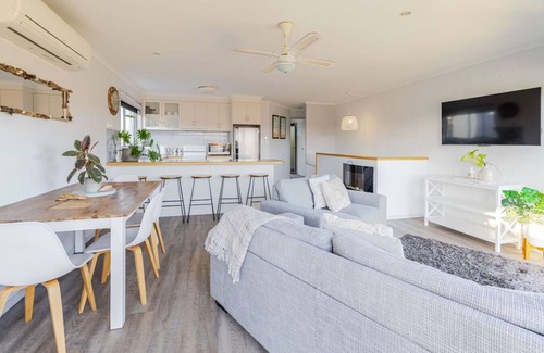 Lakes Entrance Casa | Driftwood Townhouse - Waterfront-Central Location