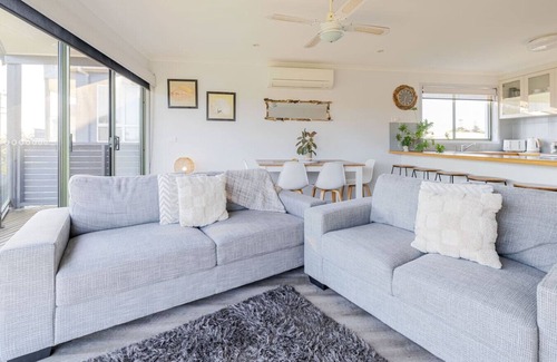 Lakes Entrance Casa | Driftwood Townhouse - Waterfront-Central Location