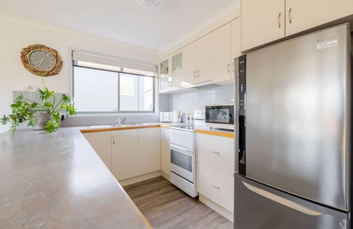 Lakes Entrance Casa | Driftwood Townhouse - Waterfront-Central Location