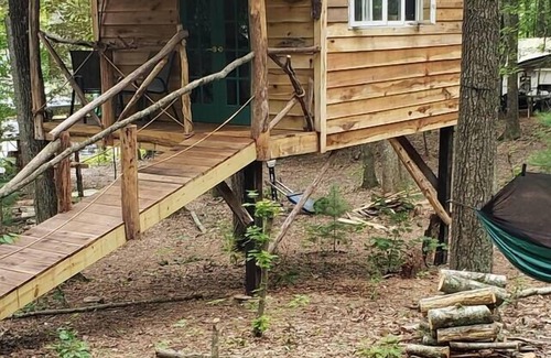 Ozone Cabina | Driftwood Treehouse Cabin w/AC, Peaceful & Cozy!
