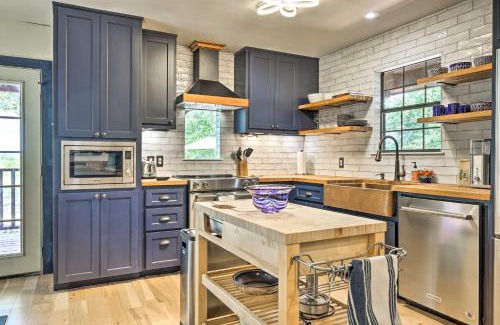 Dripping Springs Casa | Dripping Springs Cabin with Pool, Hill Country Views