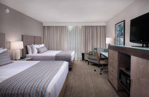 Newport Hotel | Drive Away from Oregon Coast Aquarium | Beachfront Access & Pet-Friendly