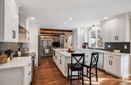 Cummaquid Casa | Dromo Landing: 133-Ba Picture Perfect Pool Property in a Quiet Cummaquid Neighborhood