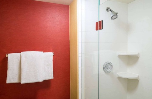 West Dundee Complejo | Drop by Santa's Village! Pool, Offers FREE Parking, Pet-Friendly Property!