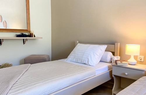 Menegata Apartamento | Drosia ..Chic & Classic.. Triple Mountain View Room