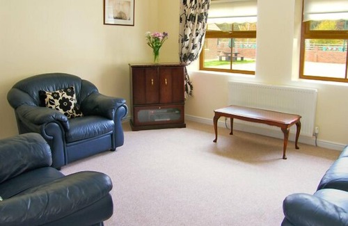 Skinningrove Cabaña | DRUMMER COTTAGE, pet friendly, with a garden in Skinningrove