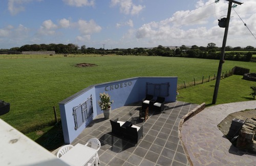 Llanerchymedd Cabaña | DRWS Y GORLAN, romantic, country holiday cottage in Llanerchymedd