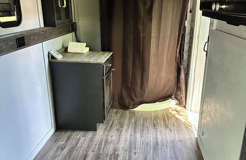 Langston Alquiler De RV | Dry Camping with optional AC in charming Langston