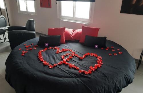 Plateau de Haye Cama Y Desayuno | Ds Plaisir Love Room avec sauna, jacuzzi à Nancy