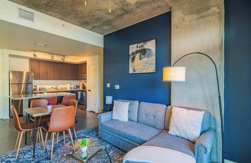 Evans Churchill Apartamento | DT Apt Near Airport Pool Gym Free Parking W/D