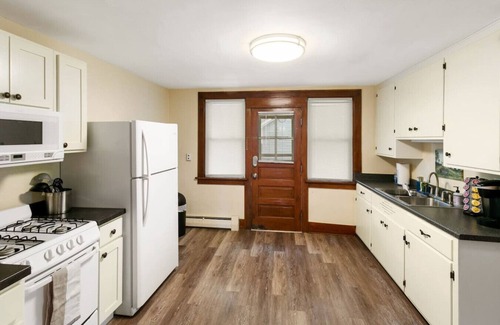 Libertyville Apartamento | DT Libertyville Apt near Naval Base w/ 50" TV!