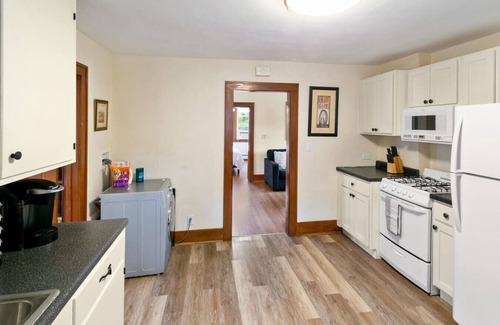 Libertyville Apartamento | DT Libertyville Apt near Naval Base w/ 50" TV!