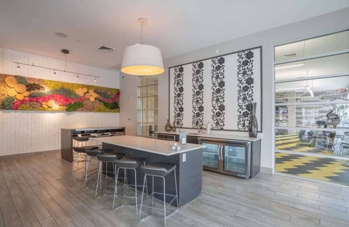 Evans Churchill Apartamento | DT Phoenix Gem 2BD with Balcony Gym Parking!