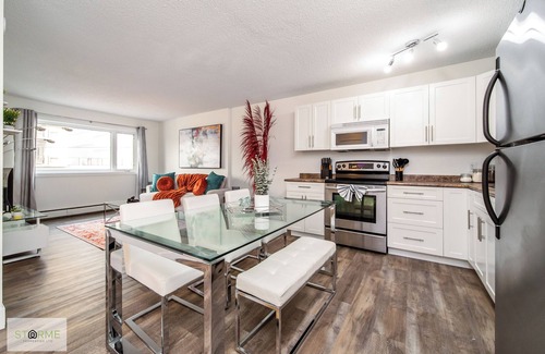 Downtown Edmonton Apartamento | DT River Valley Condo | King Bed | Wifi |