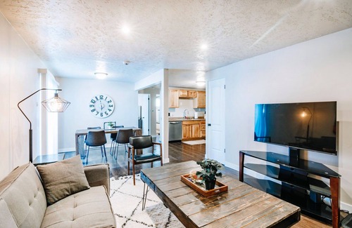 Salt Lake City Casa | DT UofU 2Bd/1Ba Full Duplex House/King Bds