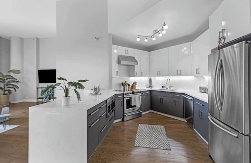 The Loop Condominio | DTown Penthouse 2bd +Parking, Gym, Pvt Patio, Pool