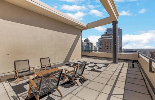 The Loop Condominio | DTown Penthouse 2bd +Parking, Gym, Pvt Patio, Pool