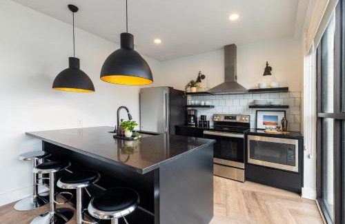 Historic Edgefield Casa | Dual Bachelor Pads w Rooftop Lounge Games Sleeps 26 5 Min to Broadway