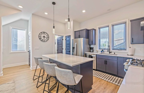 East Nashville Casa | ★ Dual Townhome, 8-bedrooms, Skyline Views, 1 mile to Titans Stadium ★