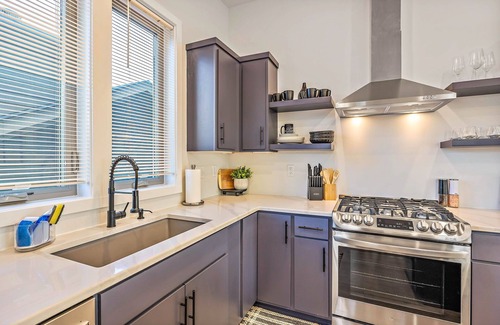 East Nashville Casa | ★ Dual Townhome, 8-bedrooms, Skyline Views, 1 mile to Titans Stadium ★