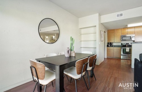 North Loop Apartamento | Dual Urban Oasis 8BR in Vibrant North Loop Hub